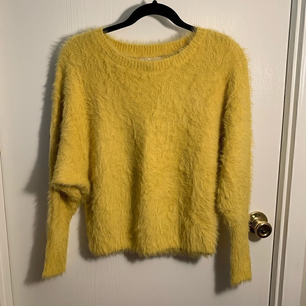Jessica Simpson EUC yellow fuzzy cropped sweater Size XS